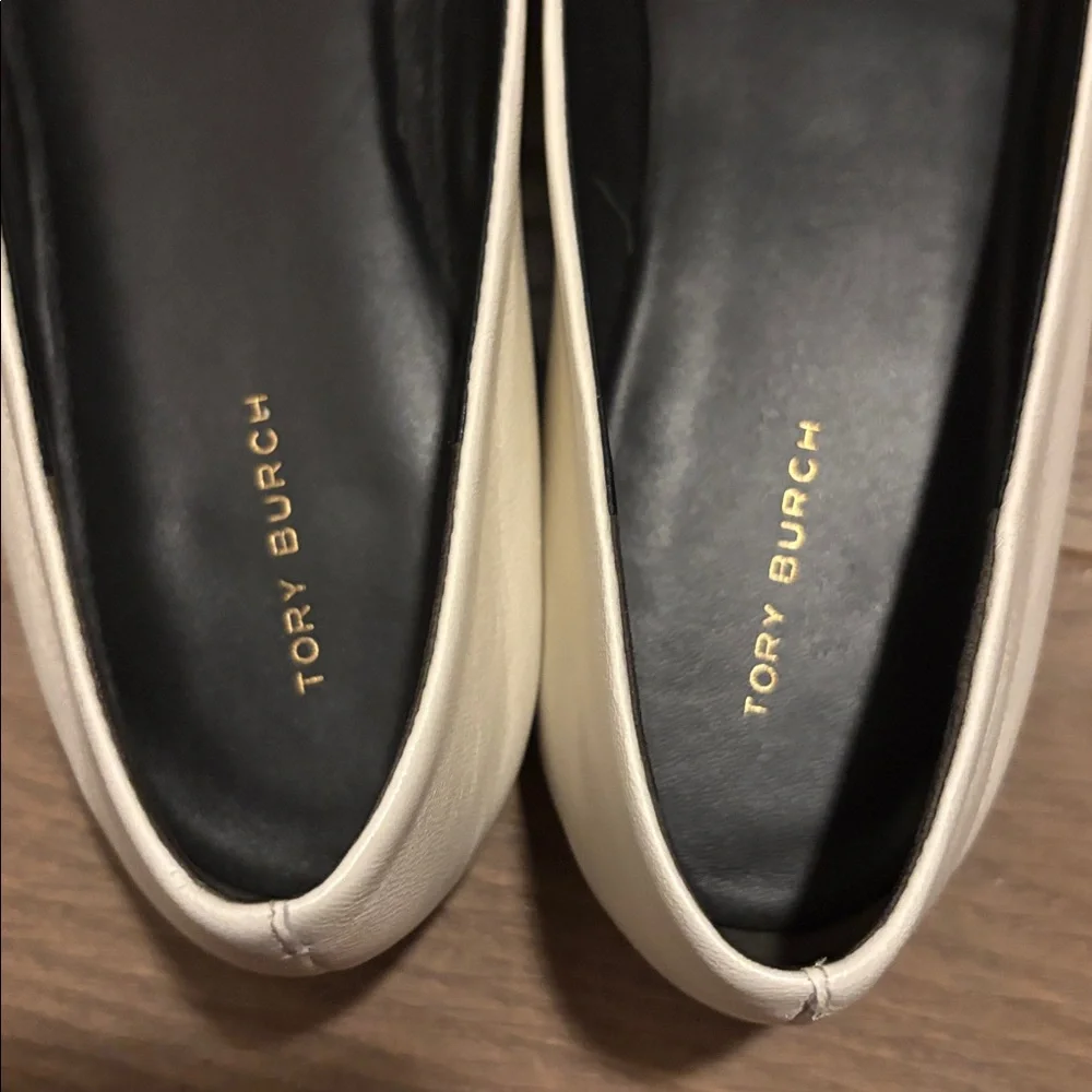 Tory Burch Chelsea ivory and Black gold Logo cap Toe Ballet Flats - Picture 5 of 7